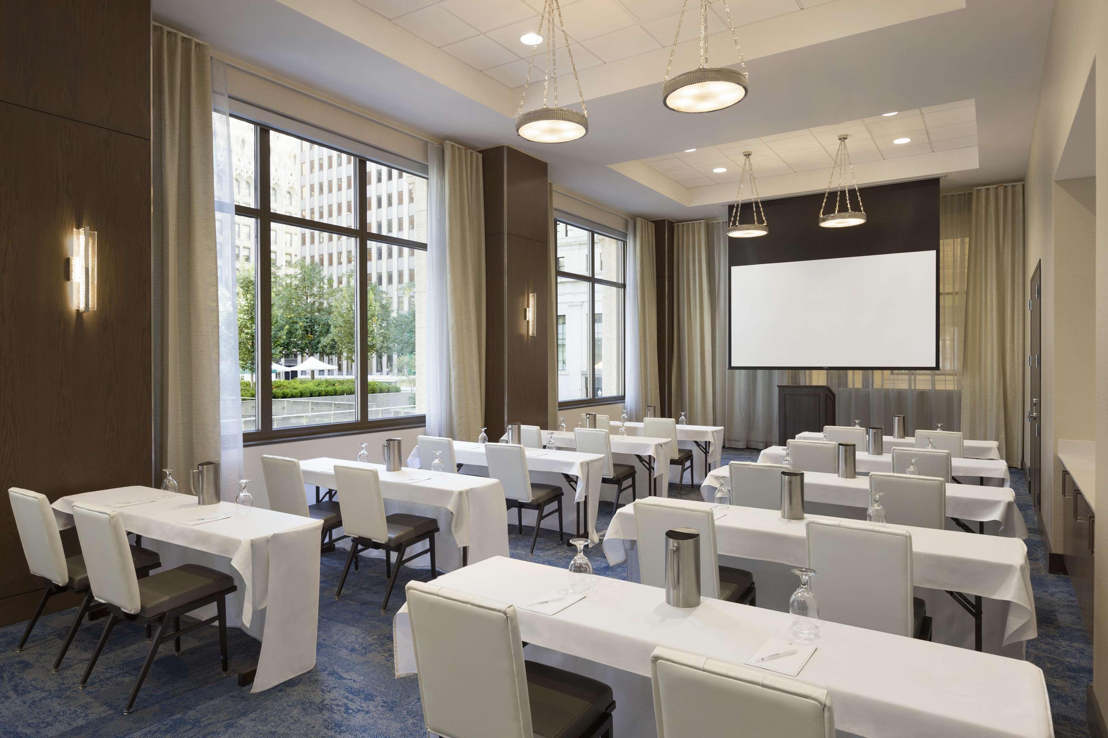 Embassy Suites Pittsburgh-Downtown Экстерьер фото