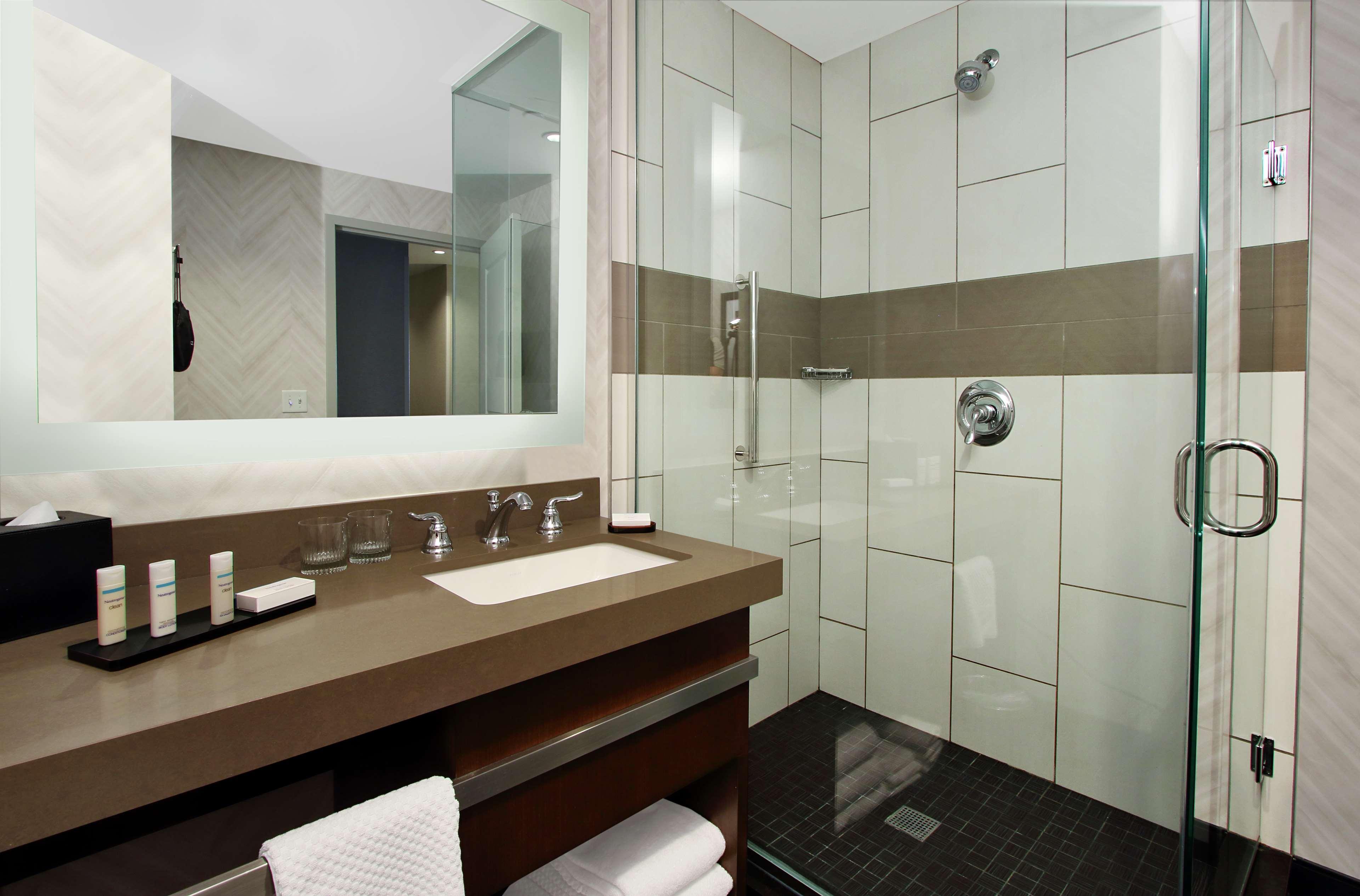 Embassy Suites Pittsburgh-Downtown Экстерьер фото